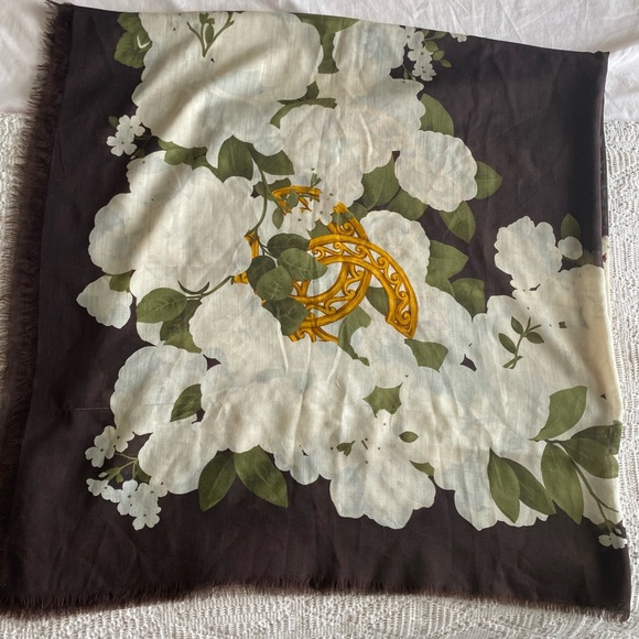 ❤️SOLD❤️ Authentic Vintage Chanel Large Scarf - Picture 6 of 10